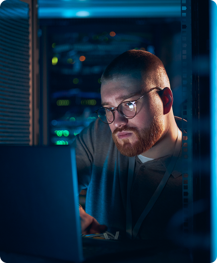 Especialista monitoreando arquitectura Cisco SASE en centro de datos
